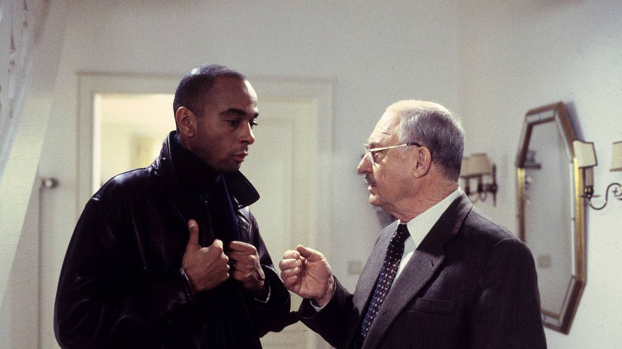 Szene aus der Erfolgs-Krimiserie „Der Alte“ (1997): Auch Pierre Sanoussi-Bliss (spielte Axel Richter) trauert um seinen Kollegen Rolf Schimpf (r.).