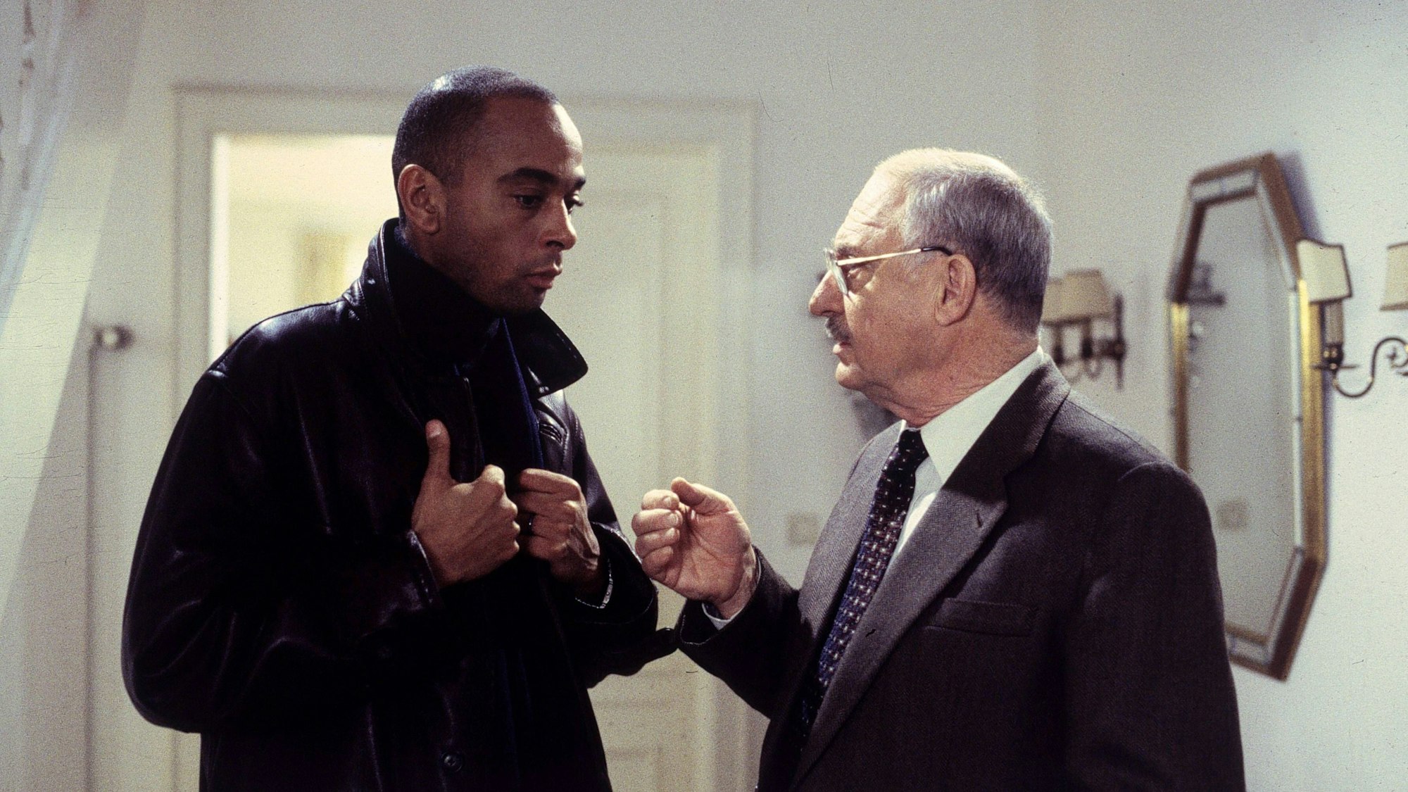 Szene aus der Erfolgs-Krimiserie „Der Alte“ (1997): Auch Pierre Sanoussi-Bliss (spielte Axel Richter) trauert um seinen Kollegen Rolf Schimpf (r.).