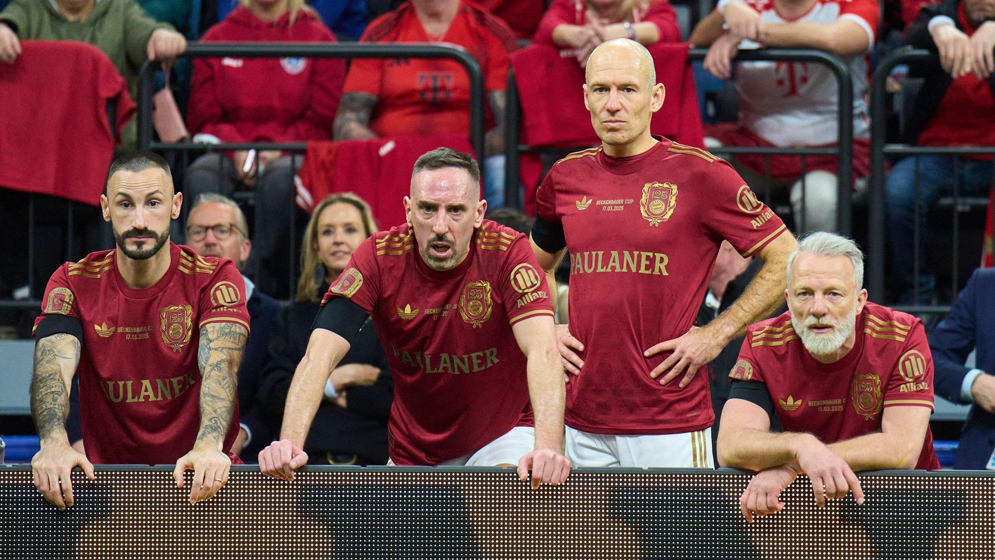 Diego Contento (l.), Franck Ribéry, Arjen Robben (2.v.r.) und Thomas Linke (r.) stehen hinter eine Bande.