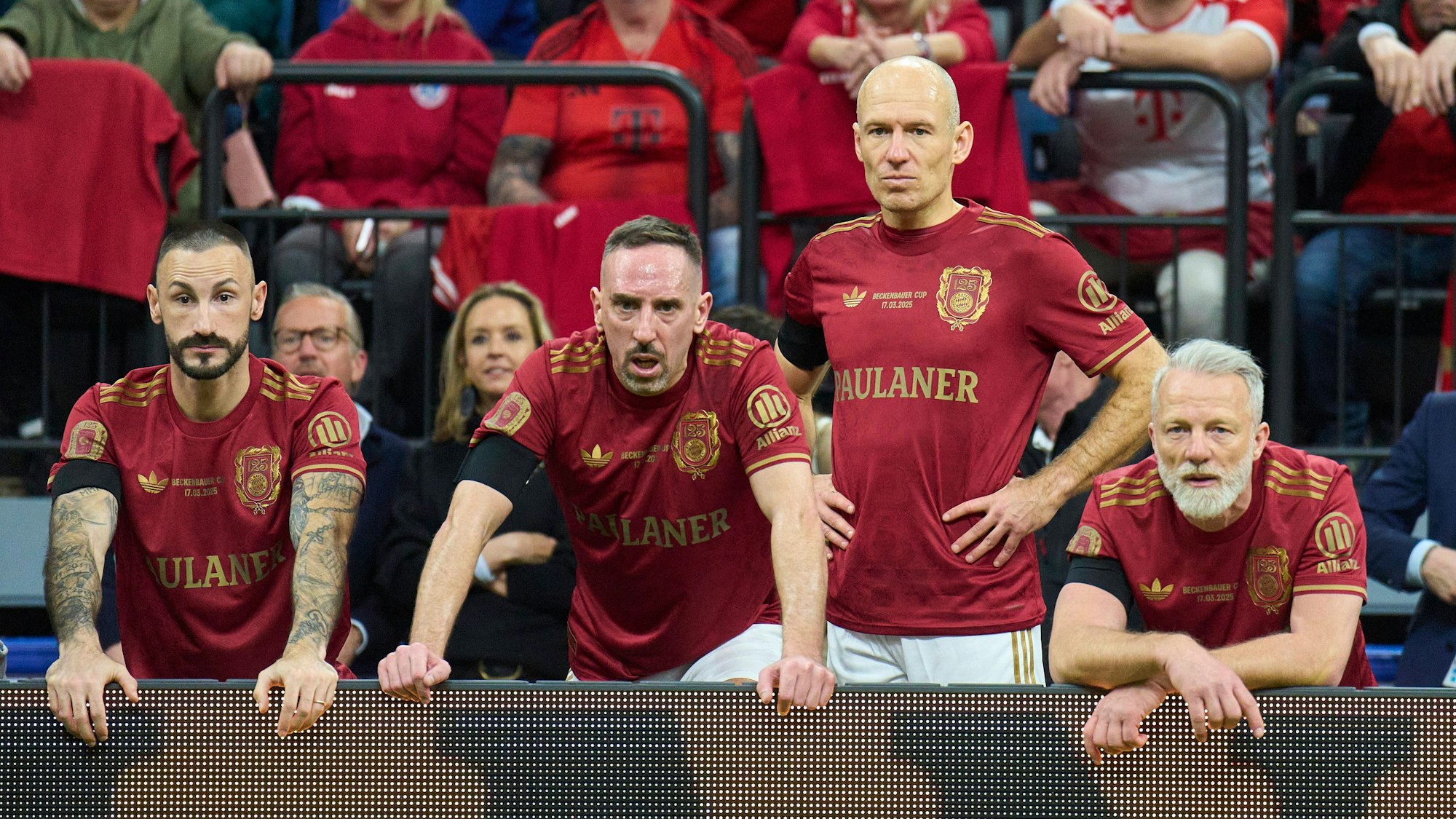 Diego Contento (l.), Franck Ribéry, Arjen Robben (2.v.r.) und Thomas Linke (r.) stehen hinter eine Bande.