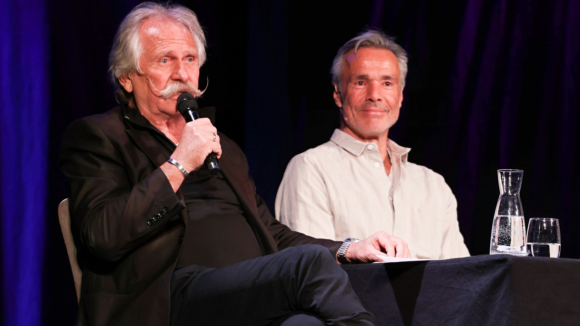 Henning Krautmacher mit Hannes Jaenicke bei einer Lesung.