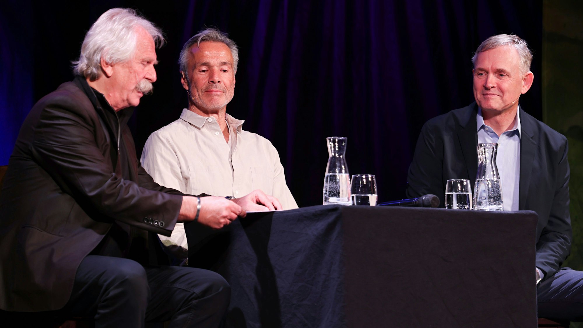 Henning Krautmacher, Hannes Jaenicke und Oliver Gritz auf der Bühne.