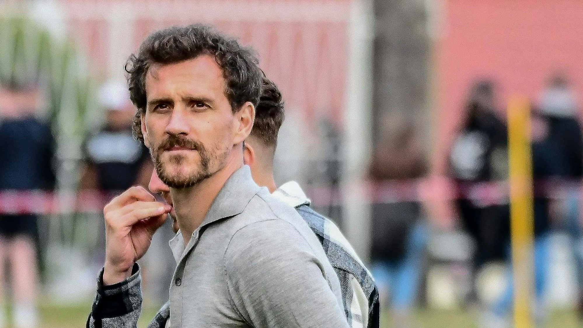 Simon Zoller bei einem Spiel des FC St. Pauli am Spielfeldrand.