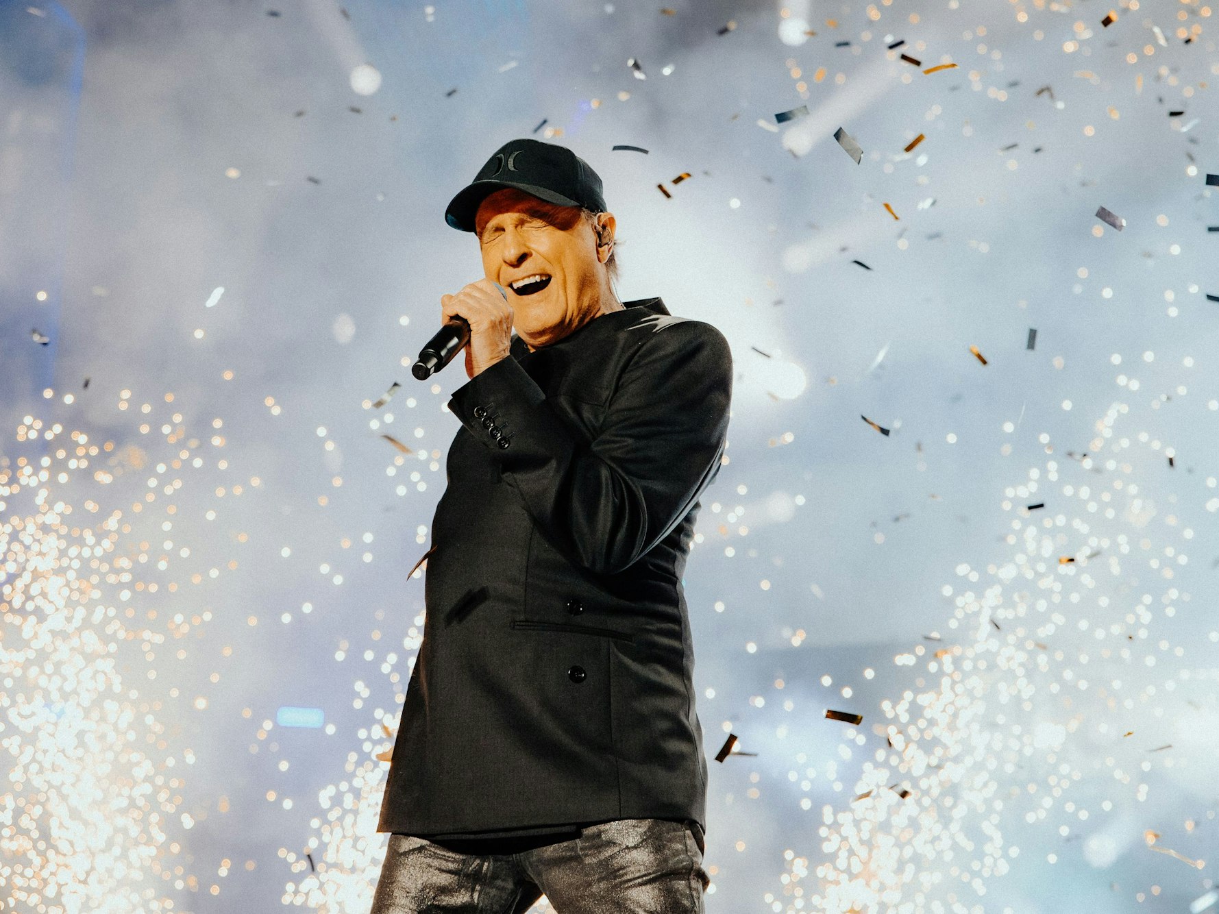 Peter Schilling singt auf der Bühne.