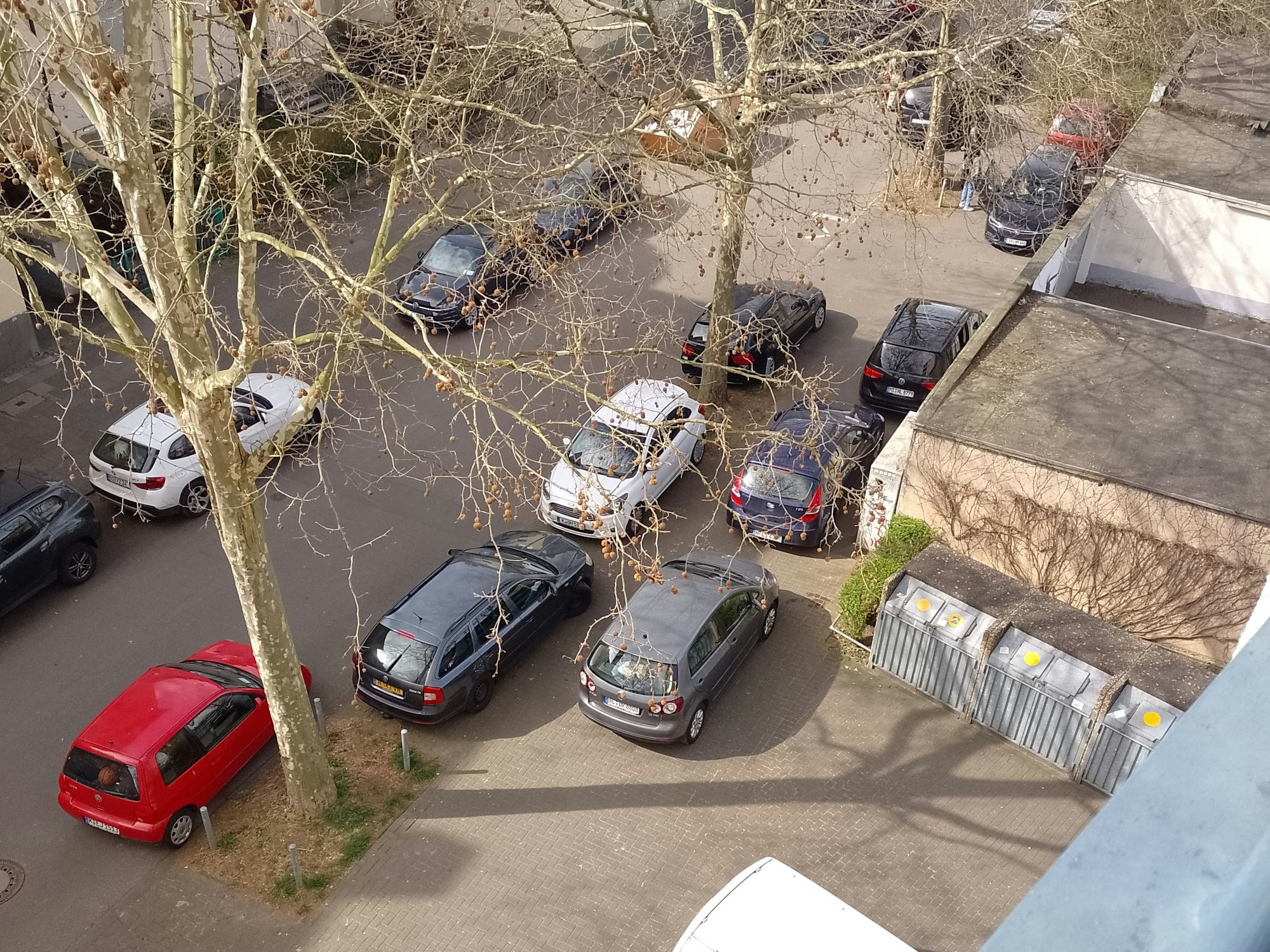 Die Parksituation am Samstag (22. März 2025) im Alten Mühlenweg in Köln-Deutz. Der Bürgersteig ist während der Veranstaltung auf der Deutzer Werft zugeparkt.