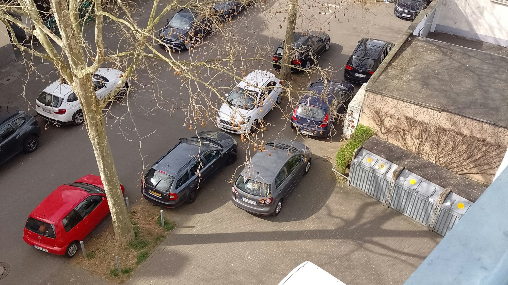 Die Parksituation am Samstag (22. März 2025) im Alten Mühlenweg in Köln-Deutz. Der Bürgersteig ist während der Veranstaltung auf der Deutzer Werft zugeparkt.