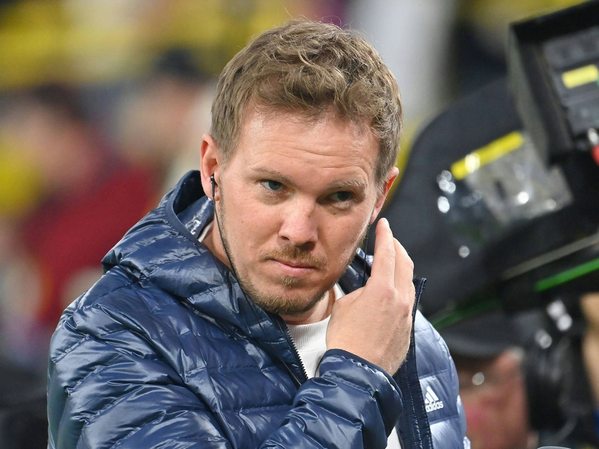 Julian Nagelsmann macht sich für ein Interview bereit.