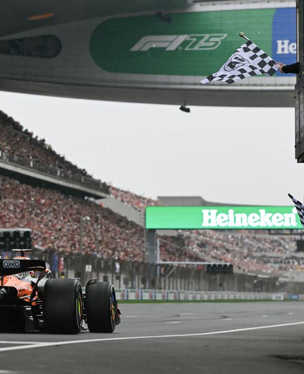Oscar Piastri fährt beim China-Rennen der Formel 1 über die Ziellinie.