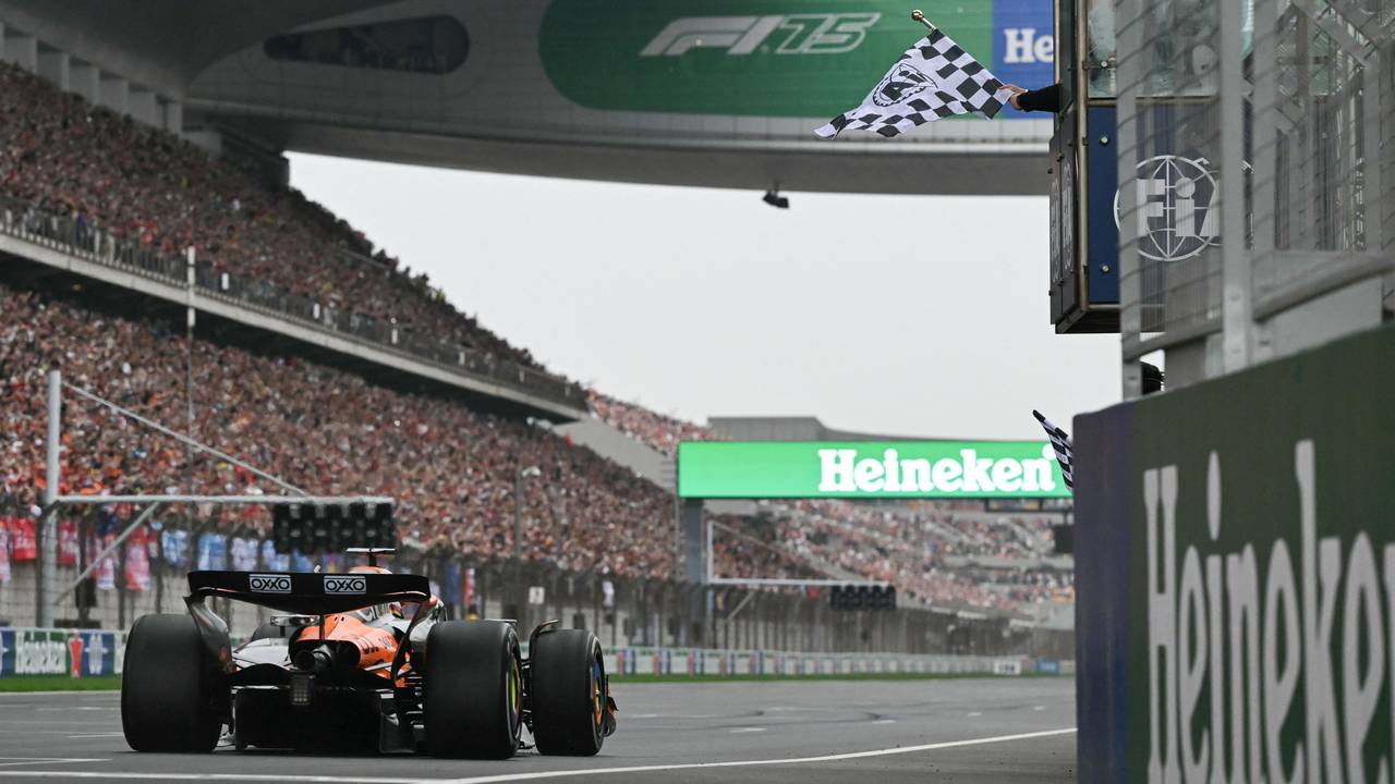 Oscar Piastri fährt beim China-Rennen der Formel 1 über die Ziellinie.