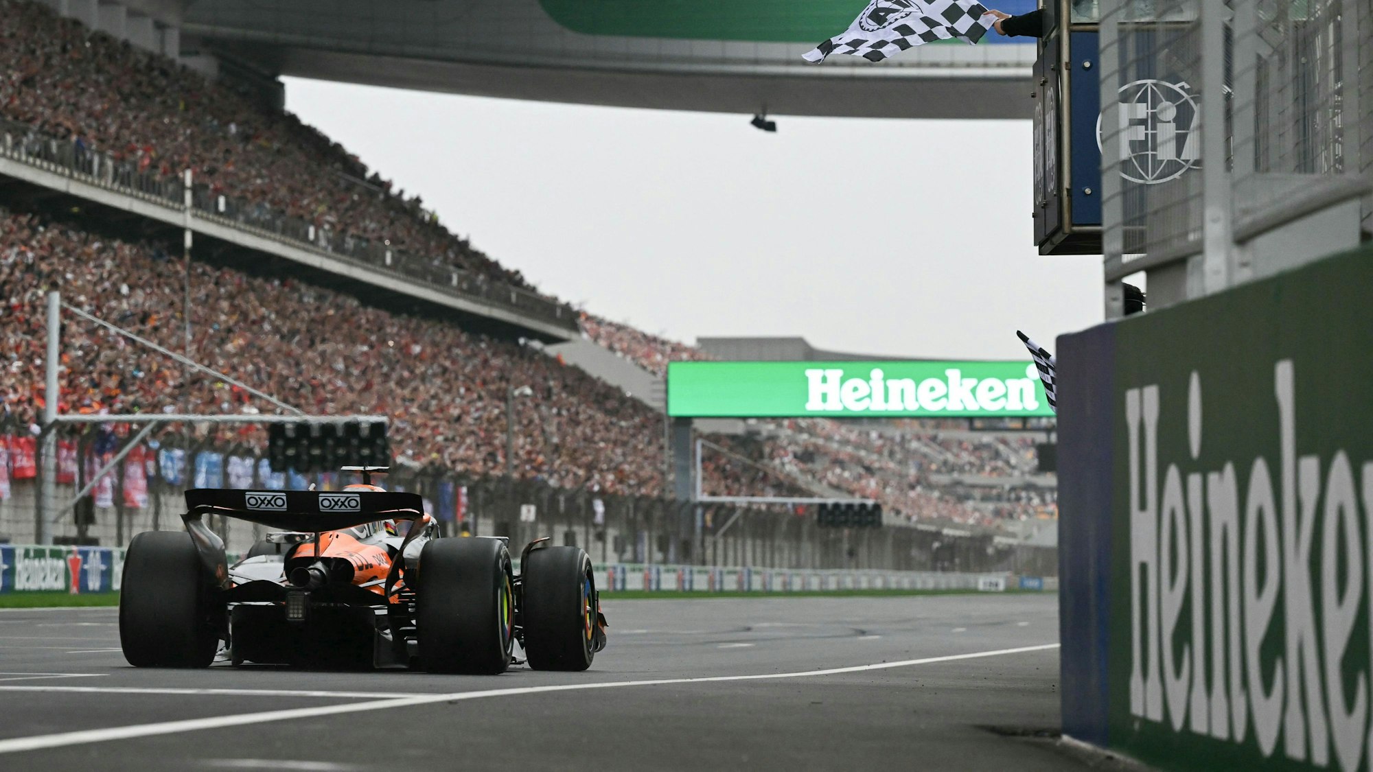 Oscar Piastri fährt beim China-Rennen der Formel 1 über die Ziellinie.
