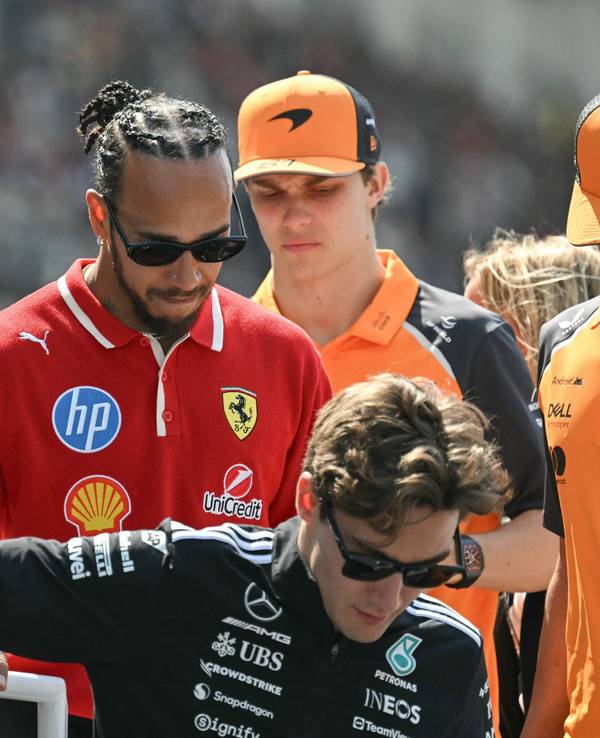 Lewis Hamilton im Pulk der Fahrer der Formel 1 vor dem China-Rennen.