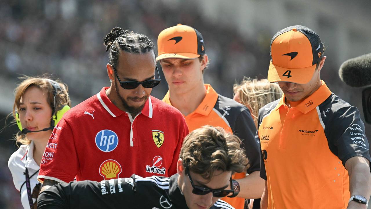 Lewis Hamilton im Pulk der Fahrer der Formel 1 vor dem China-Rennen.