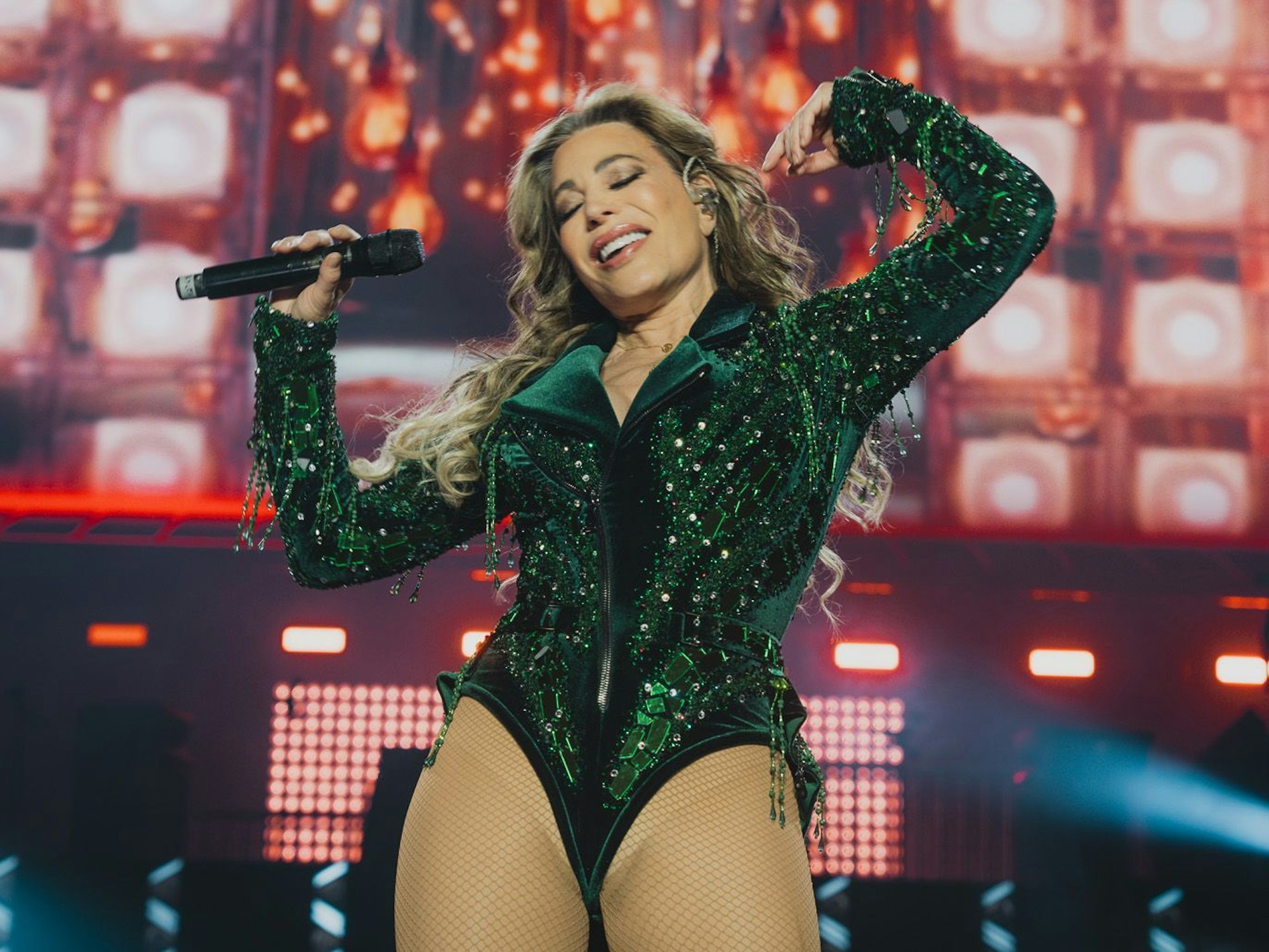 Taylor Dayne beim Auftritt auf der Bühne.