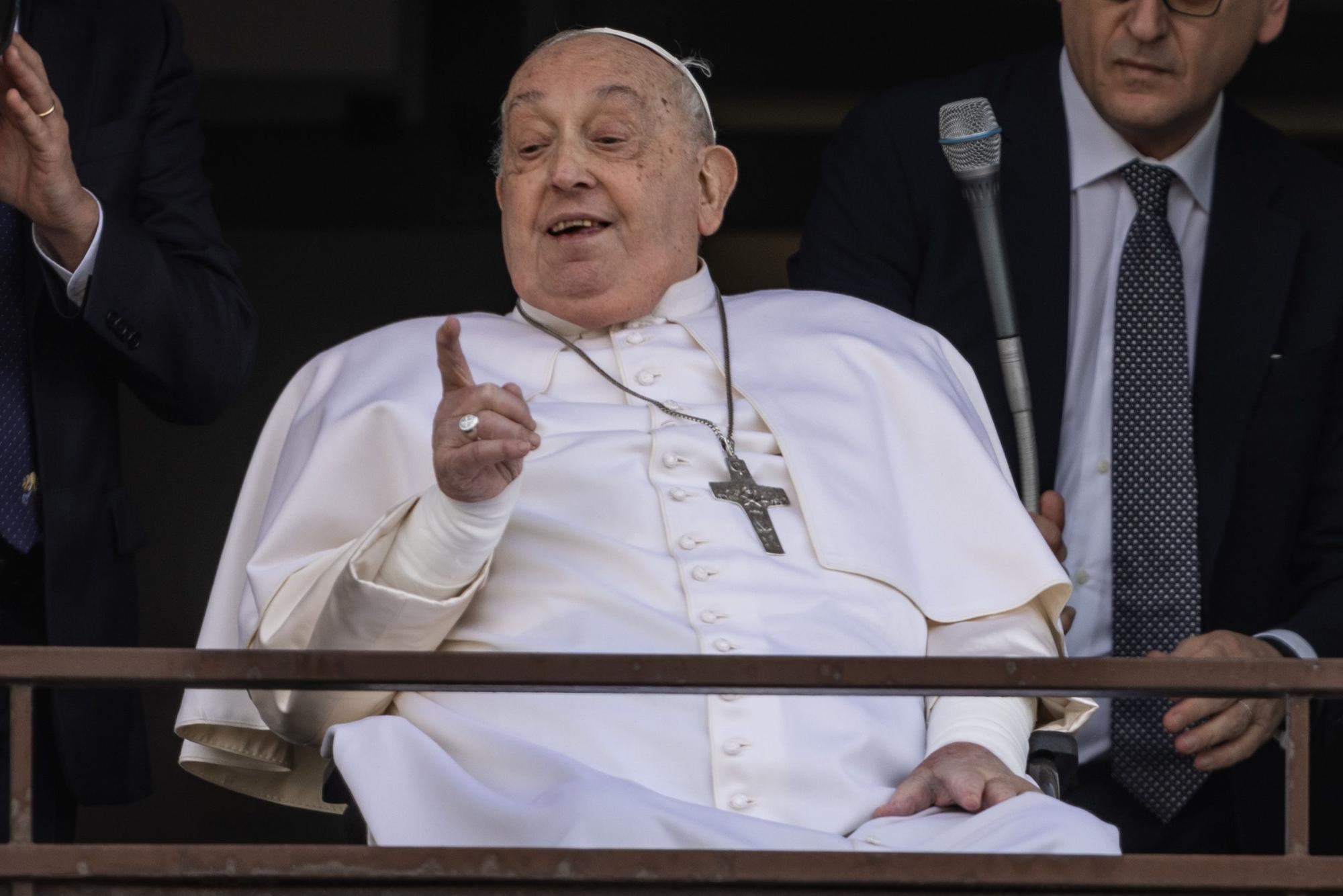 Papst Franziskus erscheint nach dem traditionellen Angelus-Gebet an einem Fenster des Gemelli-Krankenhauses in Rom.
