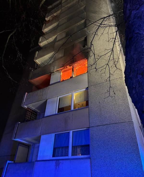 Bei einem Wohnungsbrand in Hürth in der Nacht zu Sonntag (23. März 2025) wurden sechs Menschen verletzt.