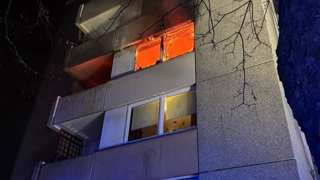Bei einem Wohnungsbrand in Hürth in der Nacht zu Sonntag (23. März 2025) wurden sechs Menschen verletzt.