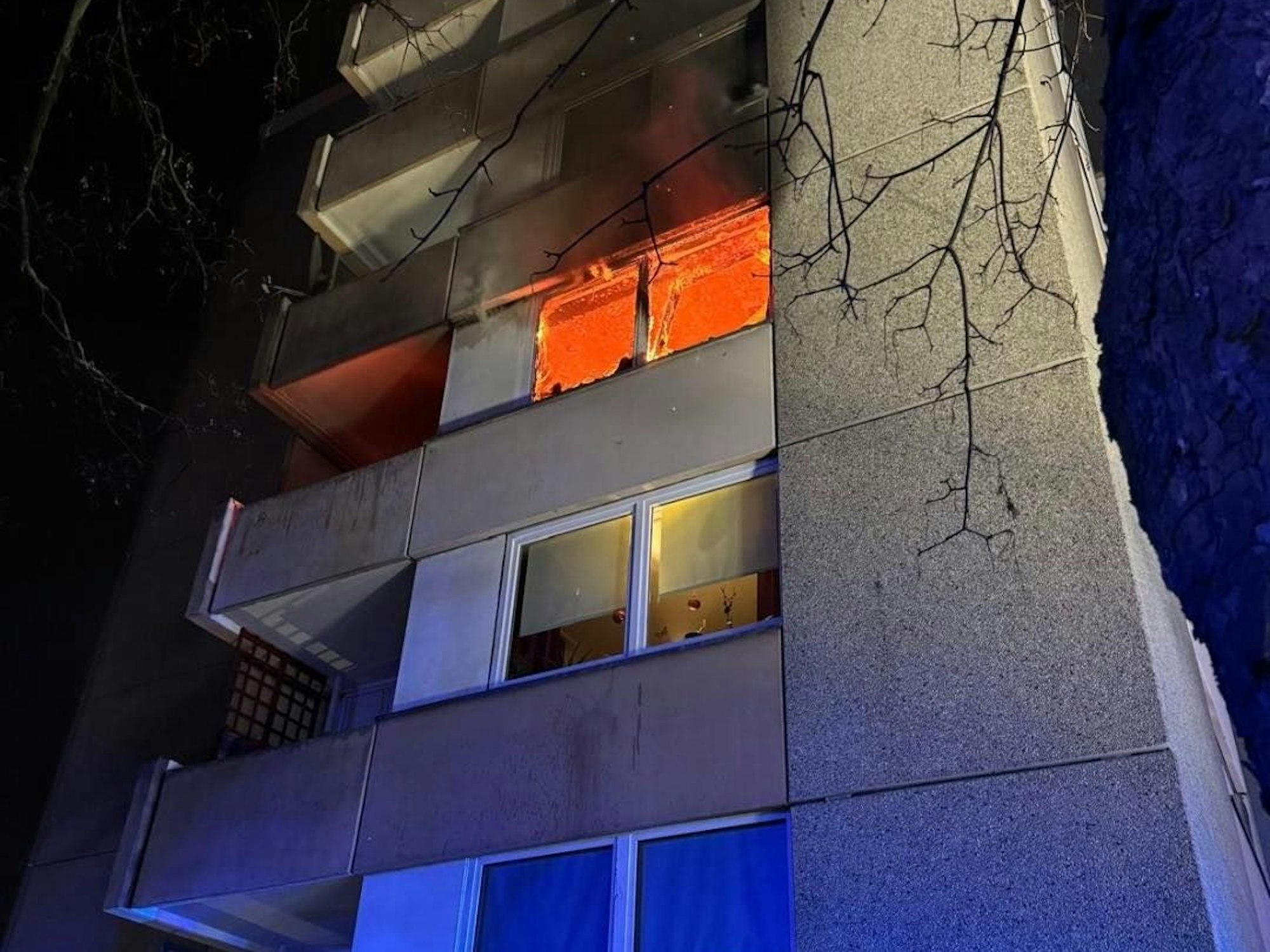 Bei einem Wohnungsbrand in Hürth in der Nacht zu Sonntag (23. März 2025) wurden sechs Menschen verletzt.