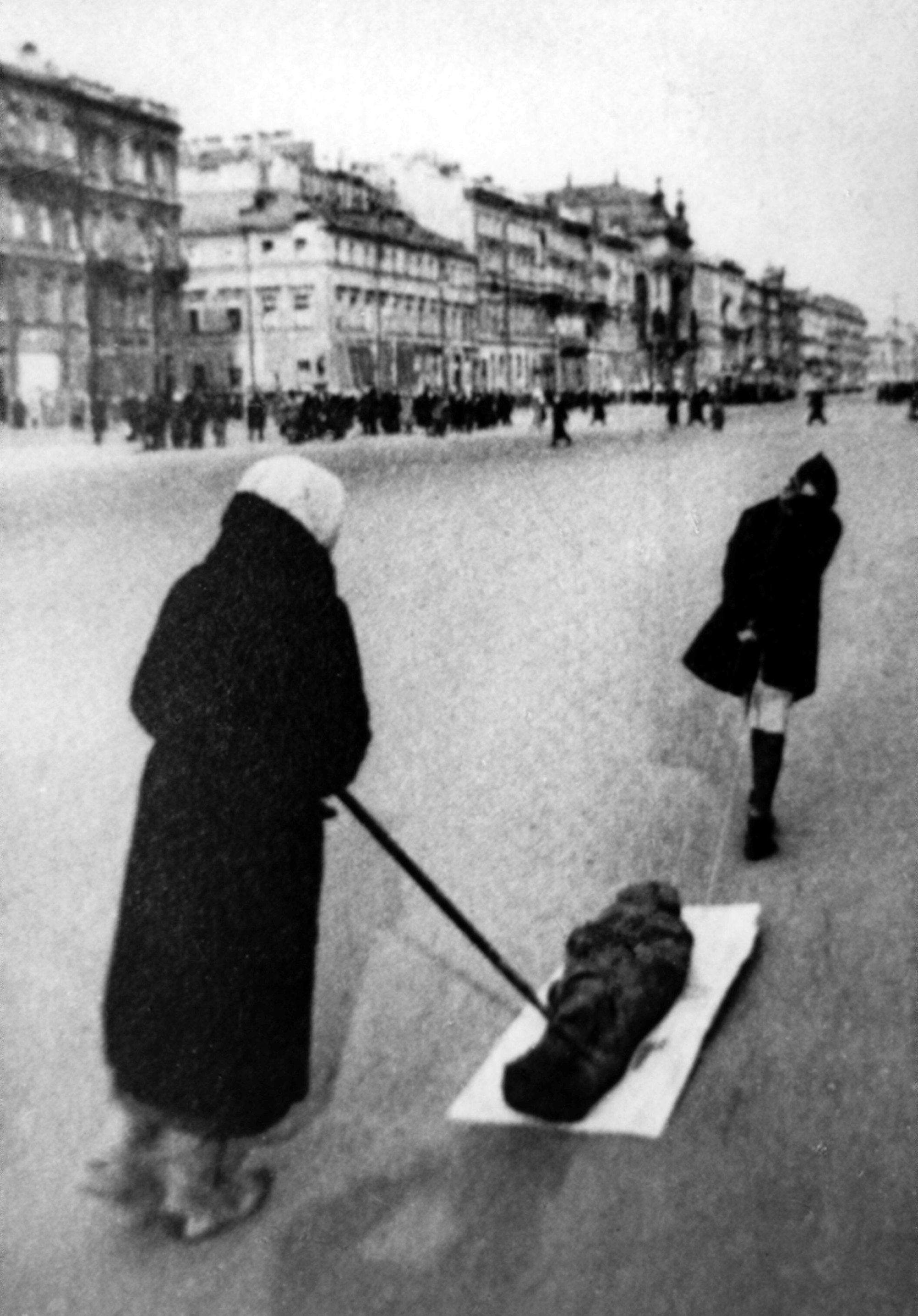 Im von der deutschen Wehrmacht belagerten Leningrad wird eine Leiche zur Beisetzung gezogen.