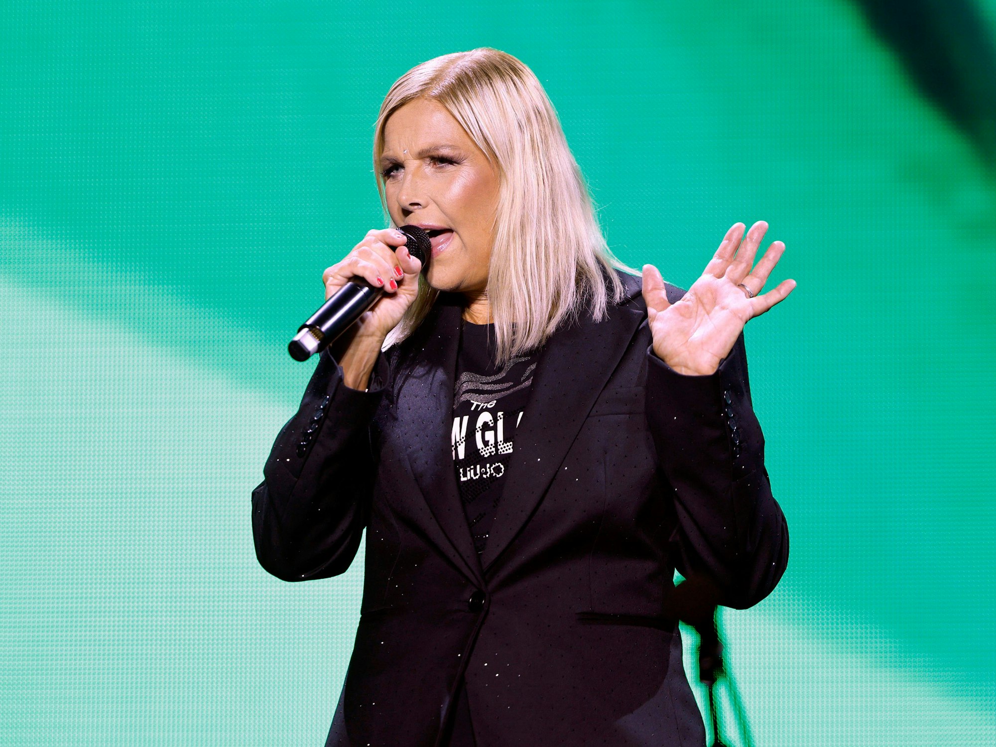 Sängerin C.C.Catch beim Auftritt in der Veltins-Arena in Gelsenkirchen.