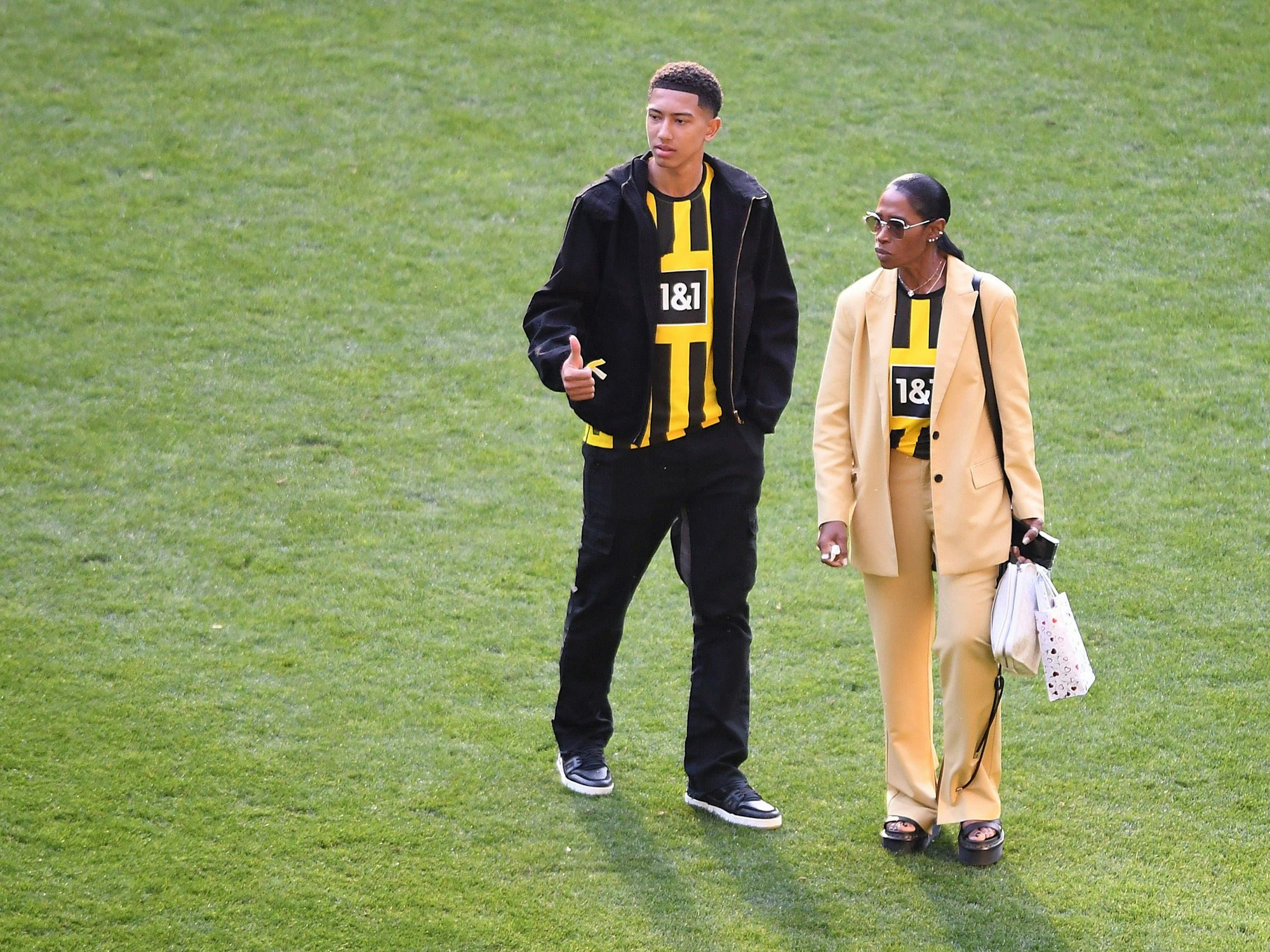 Jobe Bellingham mit Mutter Denise Bellingham im BVB-Trikot.
