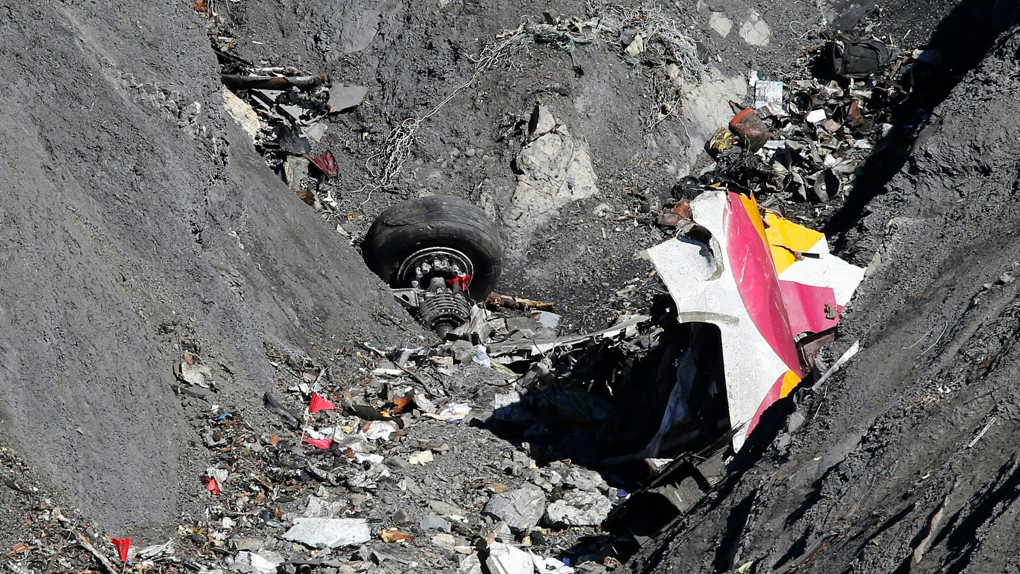 Trümmer der Germanwings-Maschine A320-211 liegen an der Absturzstelle in der Nähe von Le Vernet in den französischen Alpen.