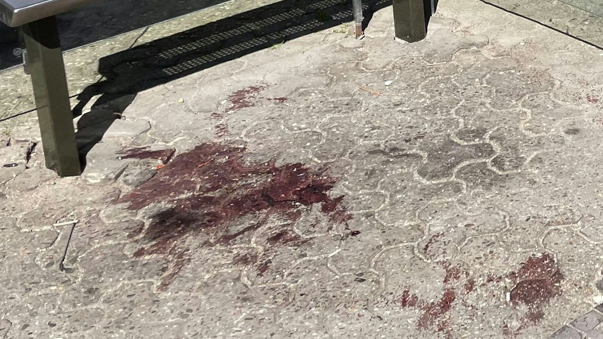 Eine große Blutlache an der Bushaltestelle St. Martin am Heumarkt.