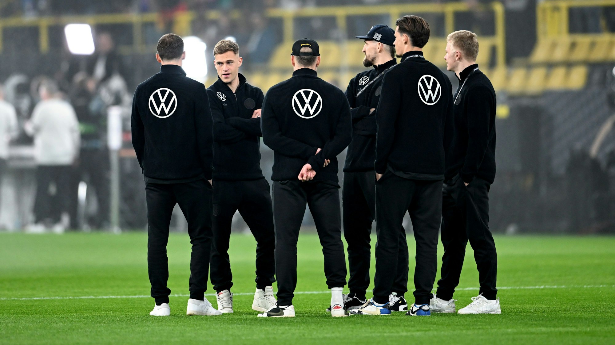 Die Spieler der deutschen Mannschaft stehen auf dem Rasen.