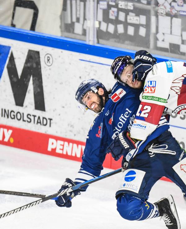 Taylor Leier und Erik Mik reißen sich gegenseitig zu Boden-