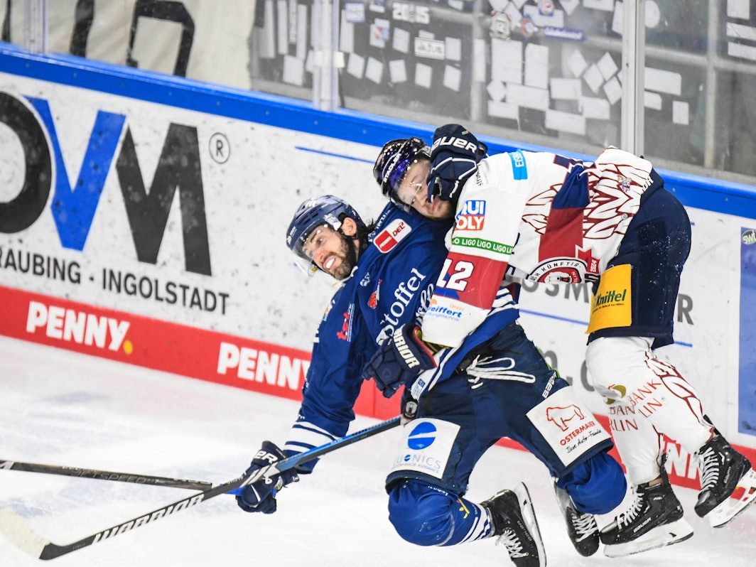 Taylor Leier und Erik Mik reißen sich gegenseitig zu Boden-