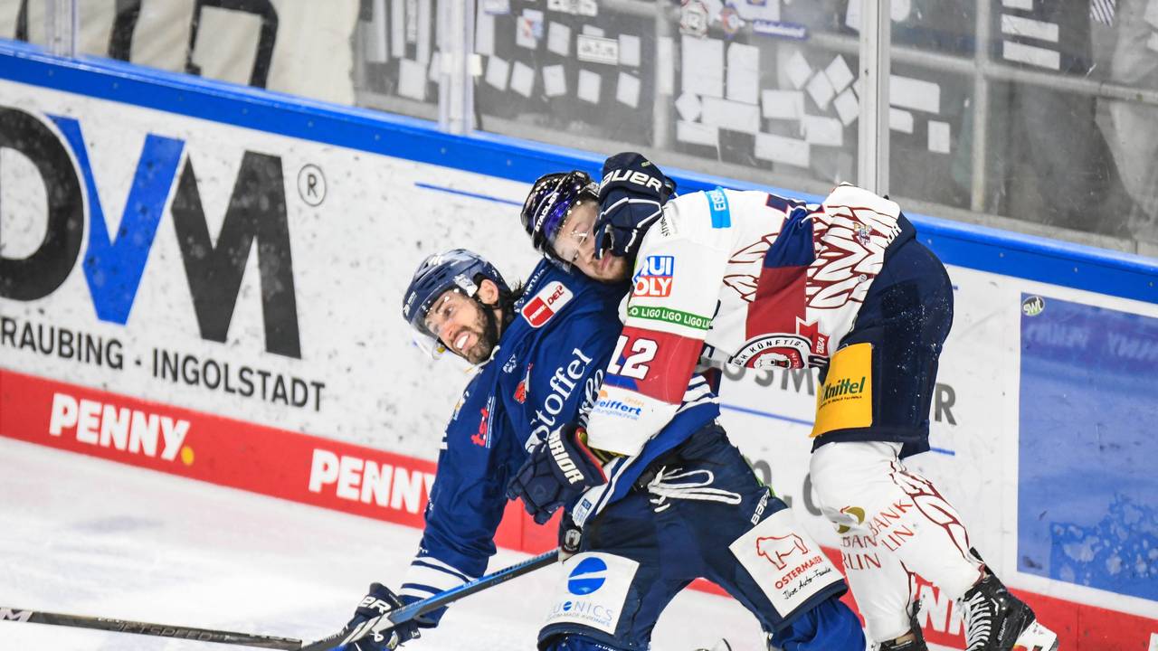 Taylor Leier und Erik Mik reißen sich gegenseitig zu Boden-