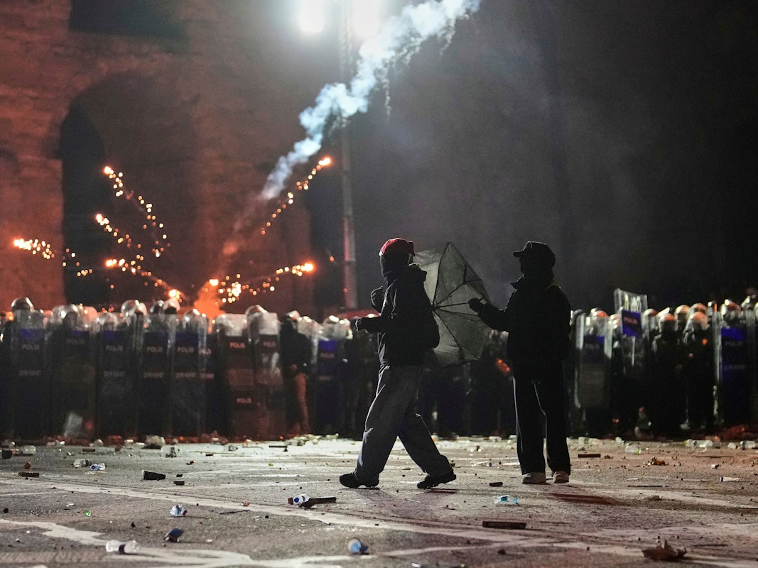 Während einer Demonstration gegen die Verhaftung des Istanbuler Bürgermeisters Imamoglu in Istanbul explodieren von Demonstranten geworfene Feuerwerkskörper über der Bereitschaftspolizei.