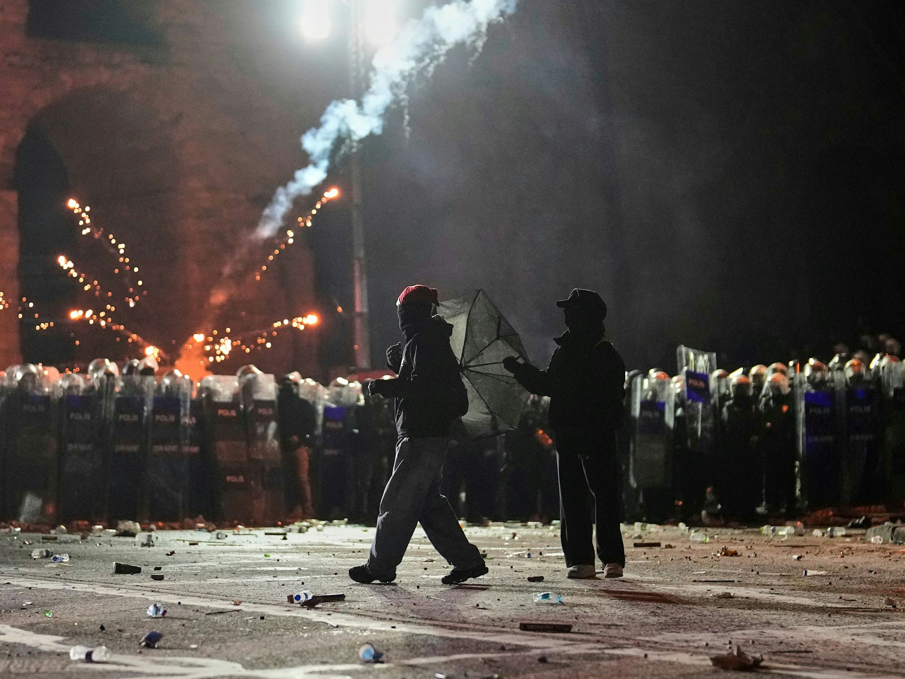Während einer Demonstration gegen die Verhaftung des Istanbuler Bürgermeisters Imamoglu in Istanbul explodieren von Demonstranten geworfene Feuerwerkskörper über der Bereitschaftspolizei.