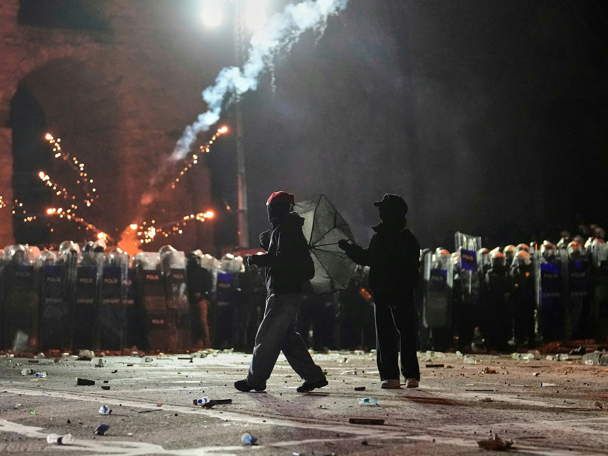 Während einer Demonstration gegen die Verhaftung des Istanbuler Bürgermeisters Imamoglu in Istanbul explodieren von Demonstranten geworfene Feuerwerkskörper über der Bereitschaftspolizei.