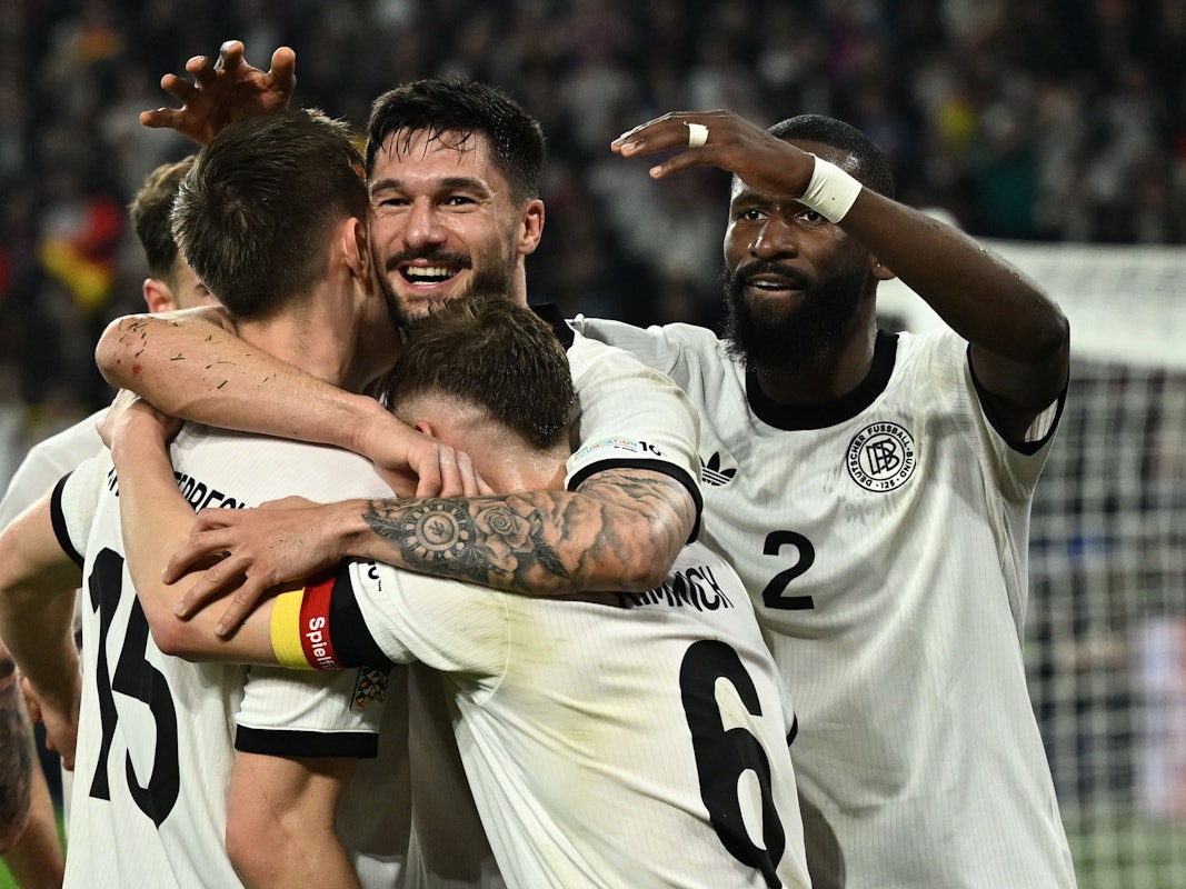 Tim Kleindienst (M) jubelt nach seinem Tor zum 3:0 mit den Teamgefährten.