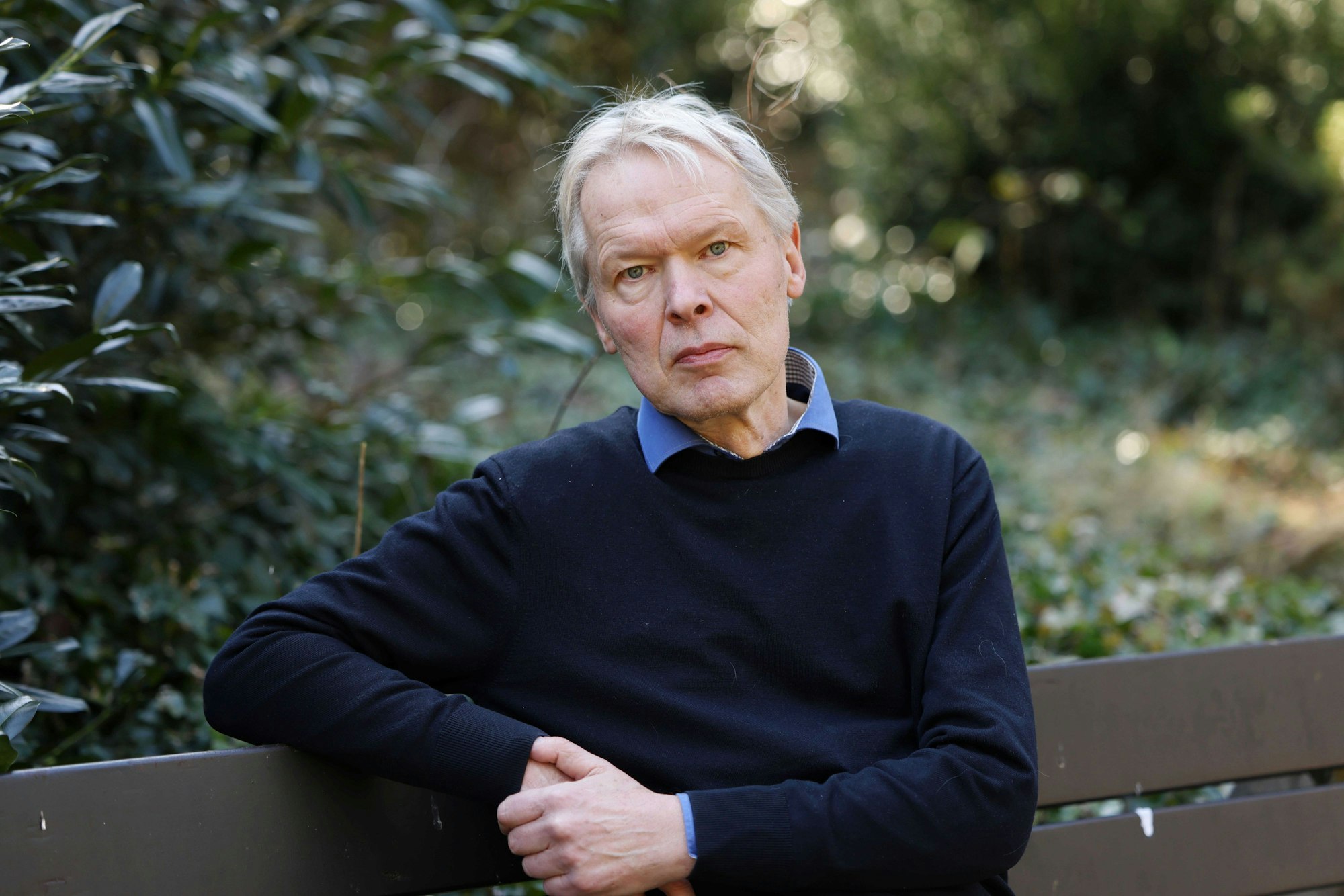 Ulli Wessel, ehemaliger Schulleiter des Joseph-König-Gymnasiums, sitzt auf einer Bank. Am 24.03.2025 vor zehn Jahren kamen beim Absturz einer Germanwings Maschine 18 Schüler und Lehrer des Joseph-König-Gymnasiums ums Leben.