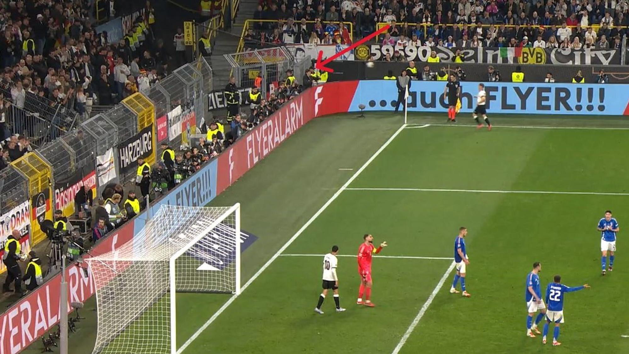 Ein Balljunge wirft Joshua Kimmich den Ball zu.