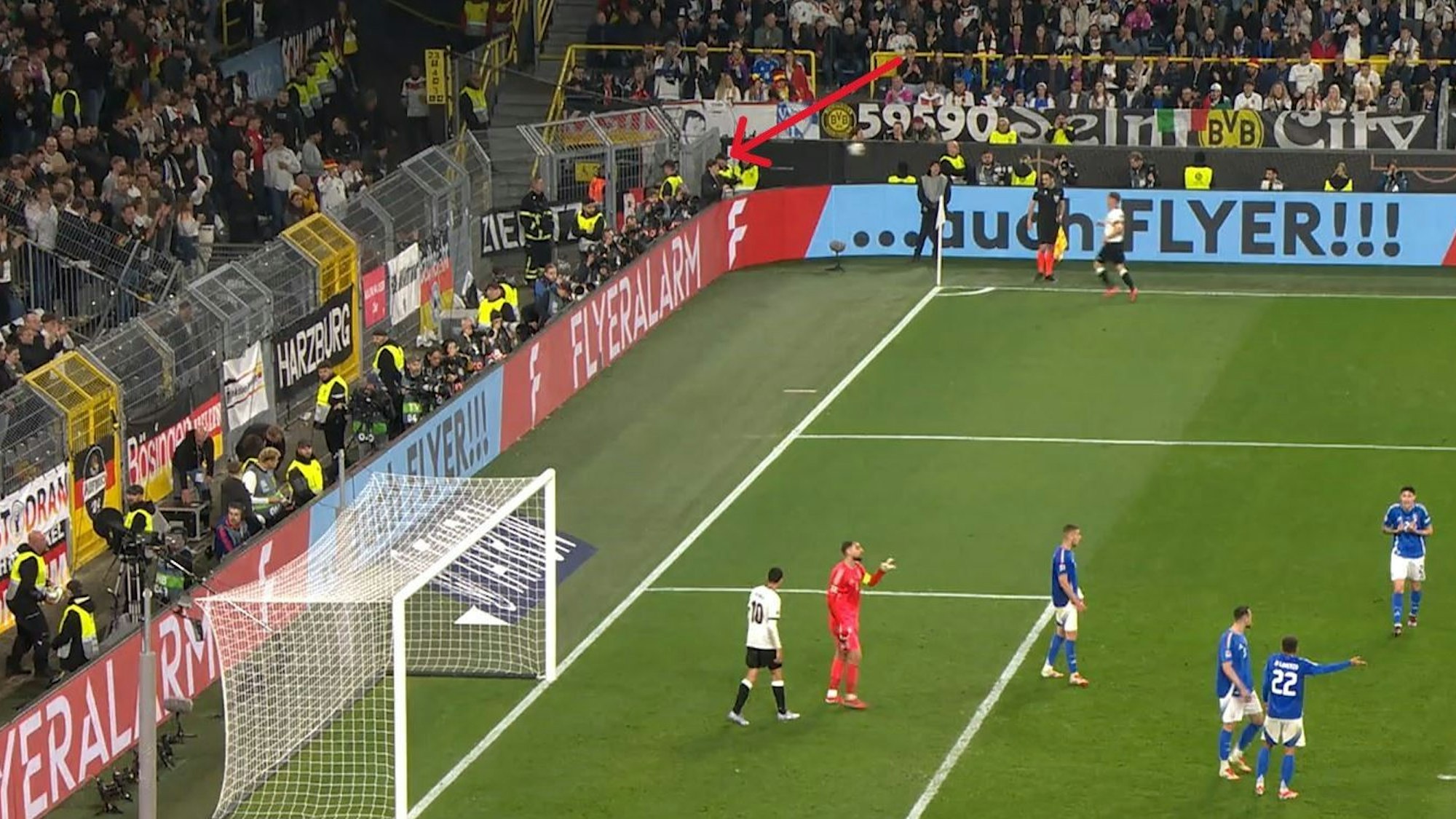 Ein Balljunge wirft Joshua Kimmich den Ball zu.