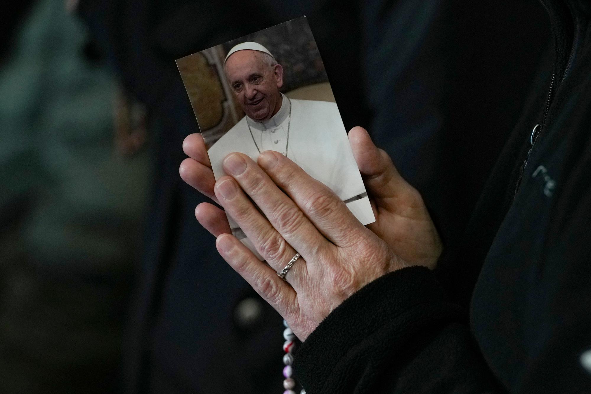 Eine Nonne nimmt an einem Rosenkranzgebet für Papst Franziskus auf dem Petersplatz im Vatikan teil.