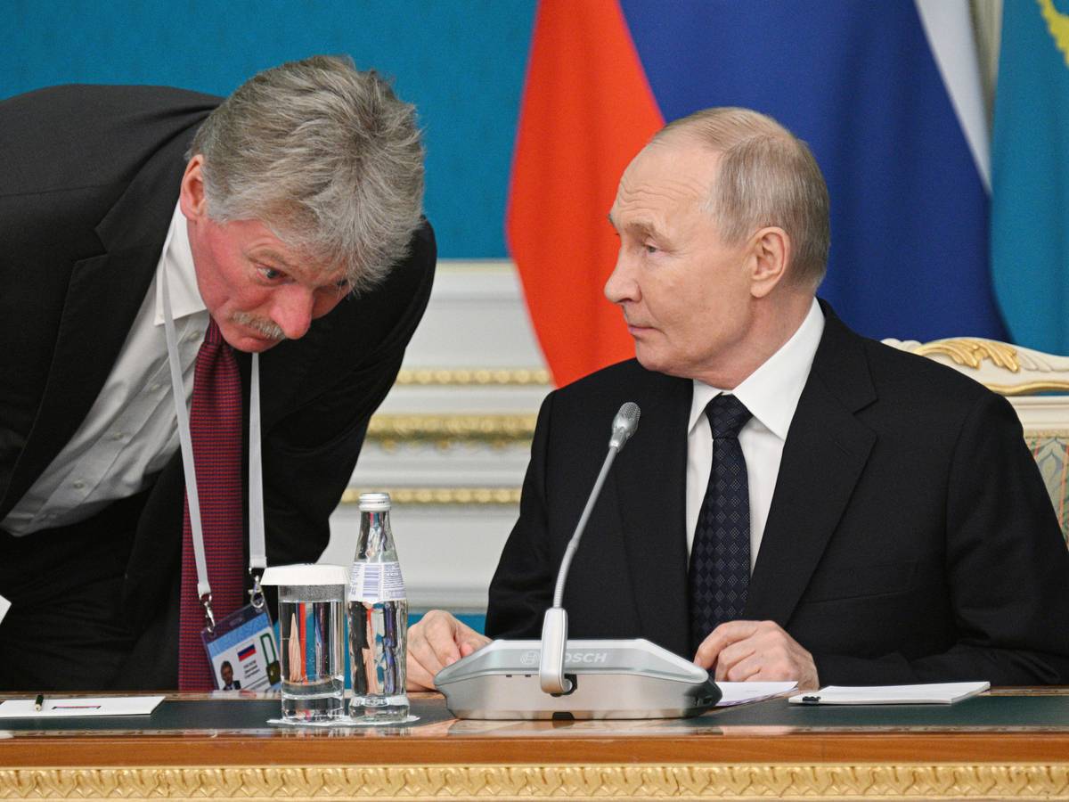 Auf diesem von der staatlichen Nachrichtenagentur Sputnik via AP veröffentlichten Foto hört Kreml-Sprecher Dmitri Peskow (l.) dem russischen Präsidenten Wladimir Putin zu (Archivbild 2024).