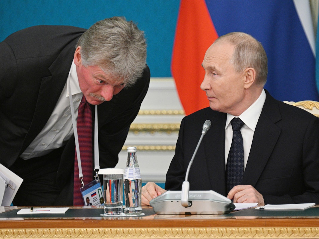 Auf diesem von der staatlichen Nachrichtenagentur Sputnik via AP veröffentlichten Foto hört Kreml-Sprecher Dmitri Peskow (l.) dem russischen Präsidenten Wladimir Putin zu (Archivbild 2024).