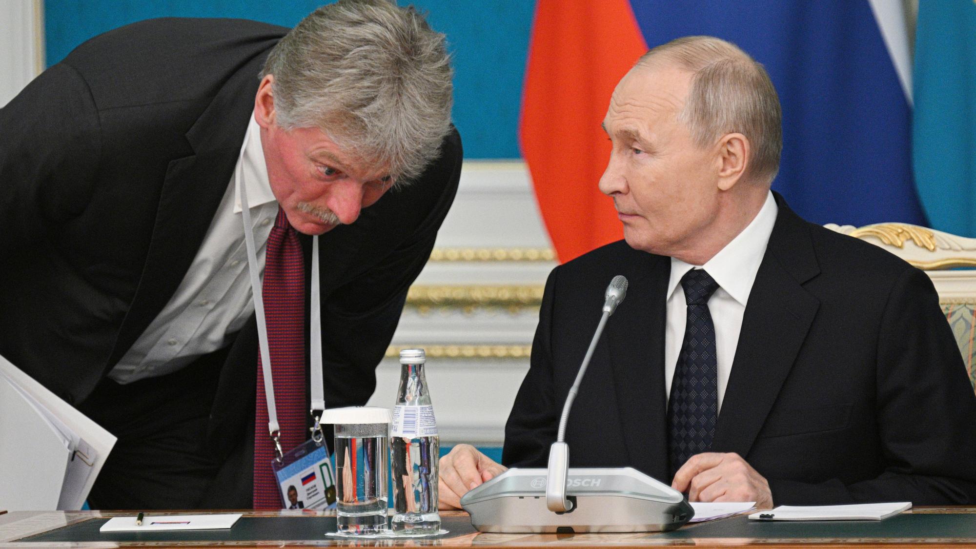 Auf diesem von der staatlichen Nachrichtenagentur Sputnik via AP veröffentlichten Foto hört Kreml-Sprecher Dmitri Peskow (l.) dem russischen Präsidenten Wladimir Putin zu (Archivbild 2024).