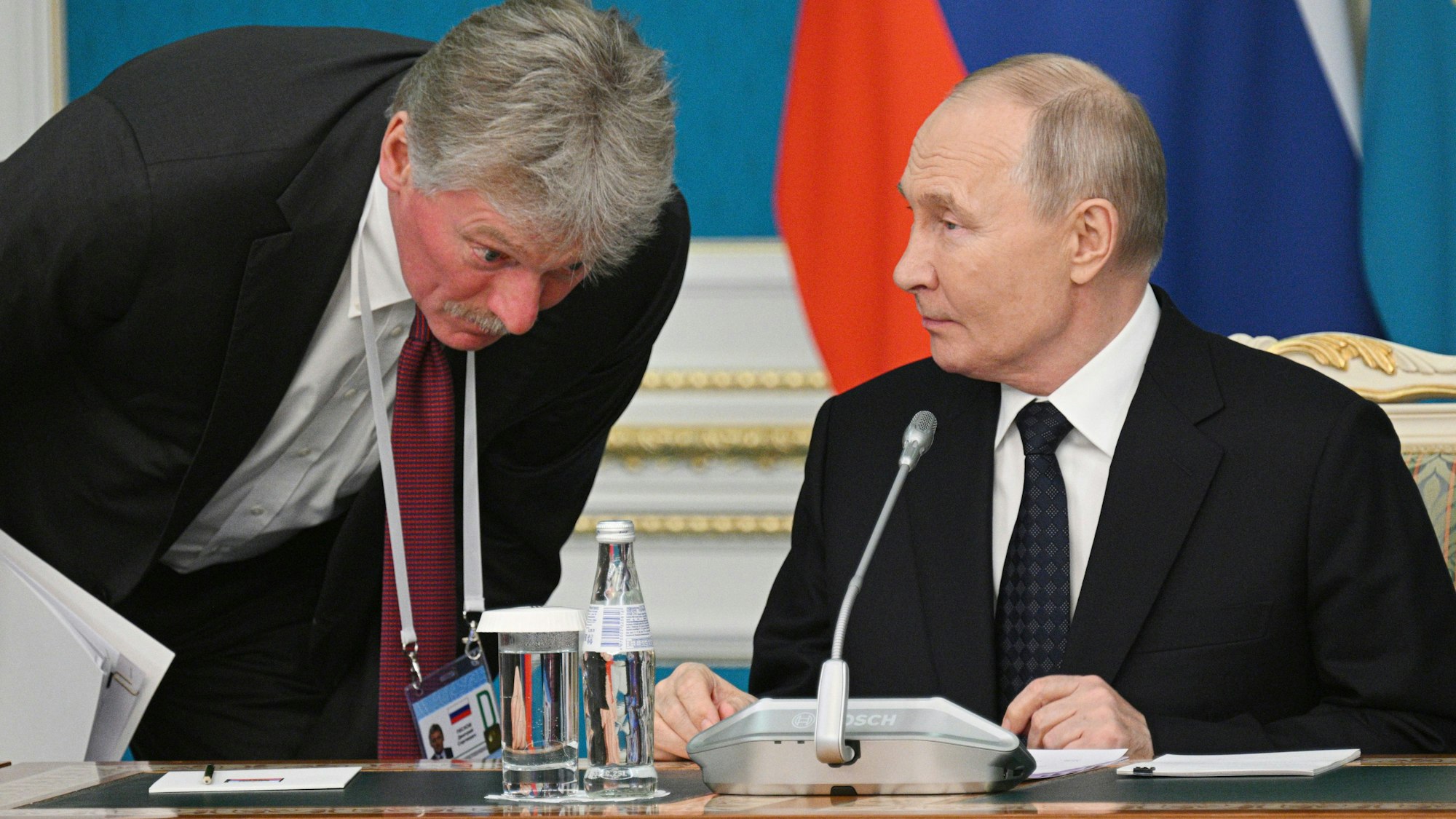 Auf diesem von der staatlichen Nachrichtenagentur Sputnik via AP veröffentlichten Foto hört Kreml-Sprecher Dmitri Peskow (l.) dem russischen Präsidenten Wladimir Putin zu (Archivbild 2024).