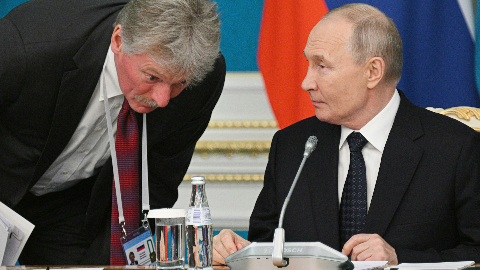 Auf diesem Archivbild hört Kreml-Sprecher Dmitri Peskow (links) dem russischen Präsidenten Wladimir Putin vor einer Vertragsunterzeichnung zu.