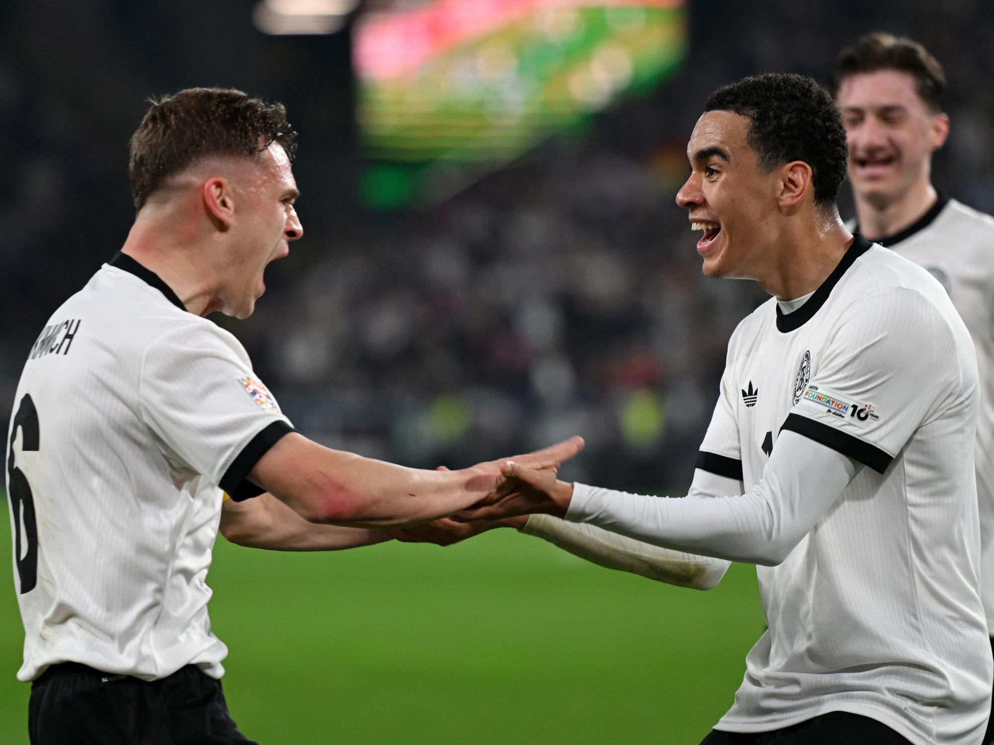 Deutschlands Jamal Musiala (r.) jubelt nach seinem Tor zum 2:0 mit Vorlagengeber Joshua Kimmich.