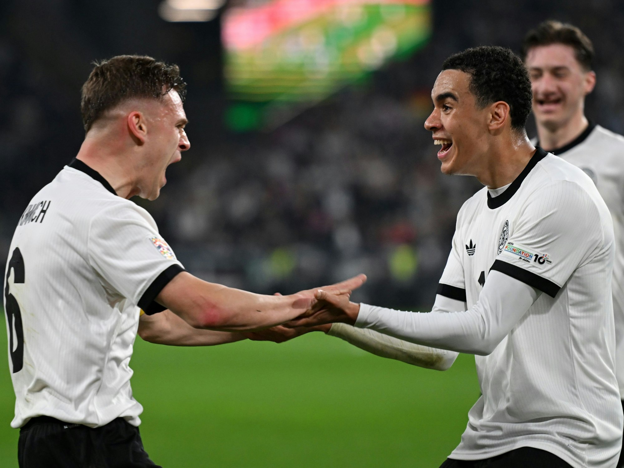 Deutschlands Jamal Musiala (r.) jubelt nach seinem Tor zum 2:0 mit Vorlagengeber Joshua Kimmich.