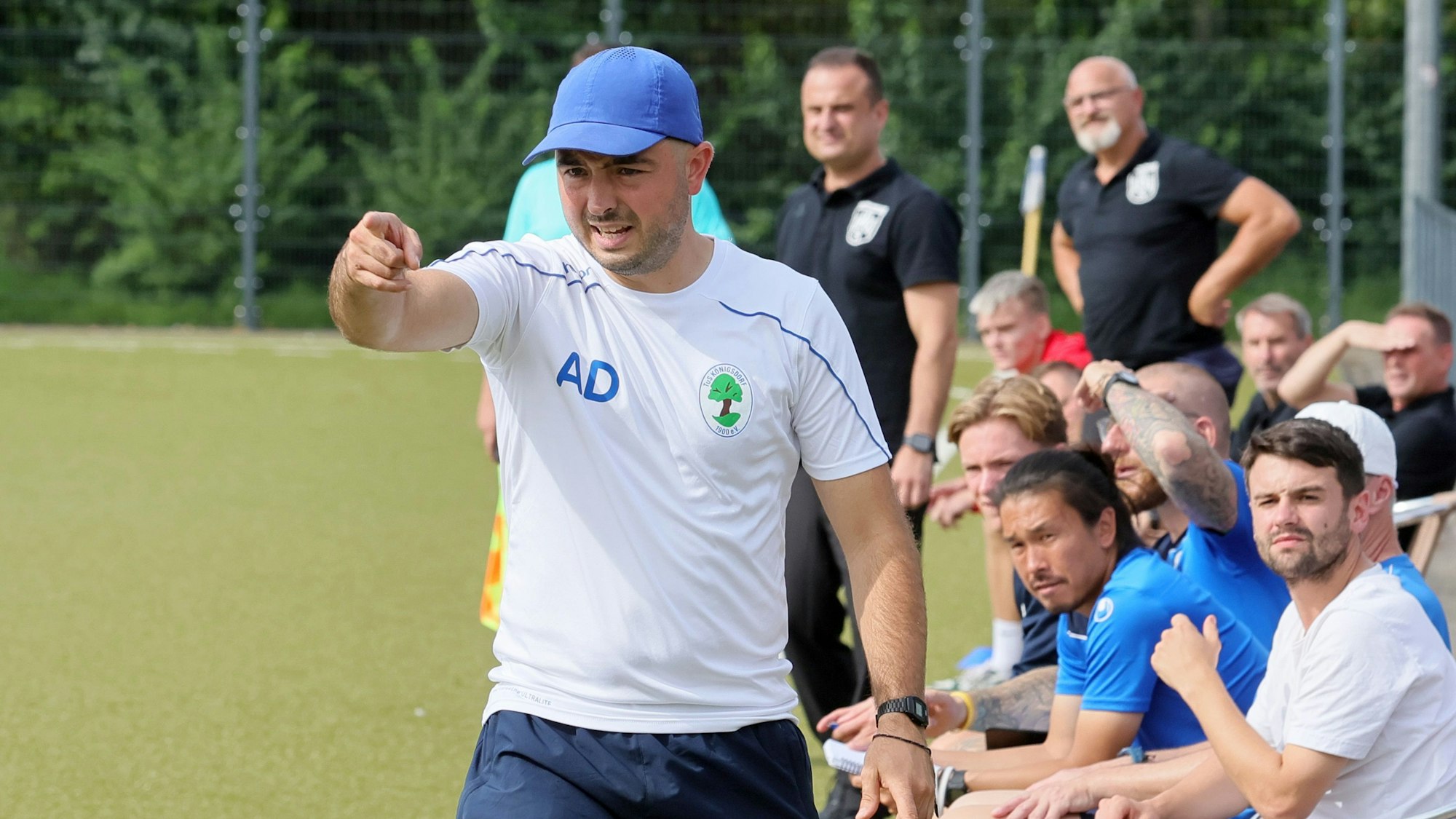 Trainer Albert Deuker dirigiert bei einem Spiel von Blau-Weiß Königsdorf