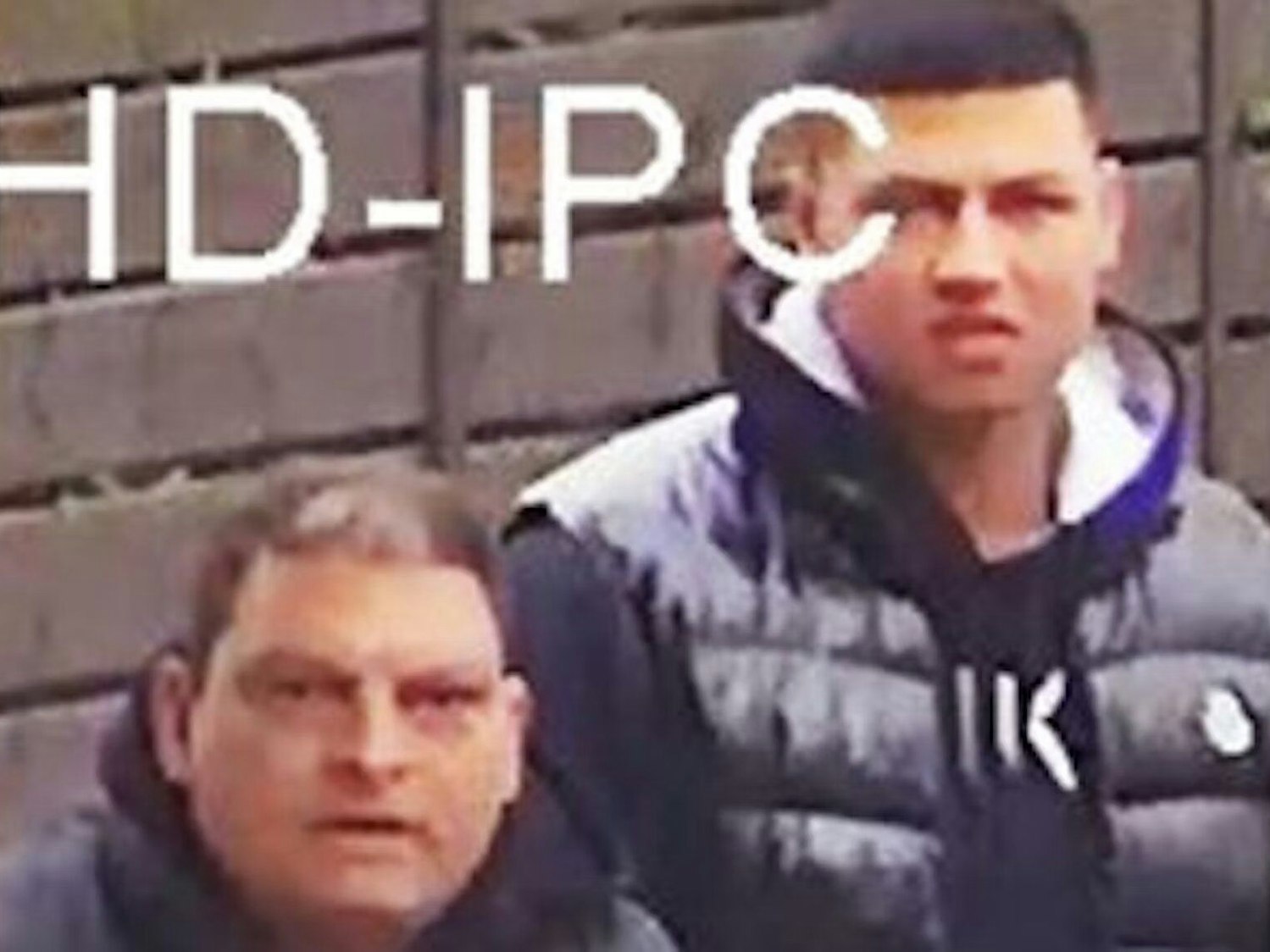 Zwei Männer schauen in eine Kamera