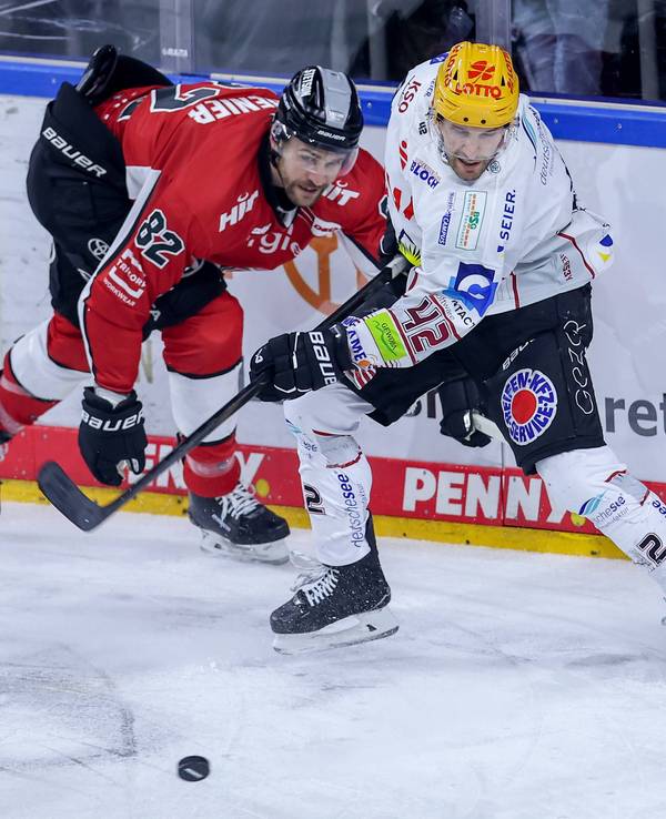Kölns Alexandre Grenier am Montagabend (24. März 2025) im Zweikampf gegen Matthew Abt von den Fischtown Pinguins.