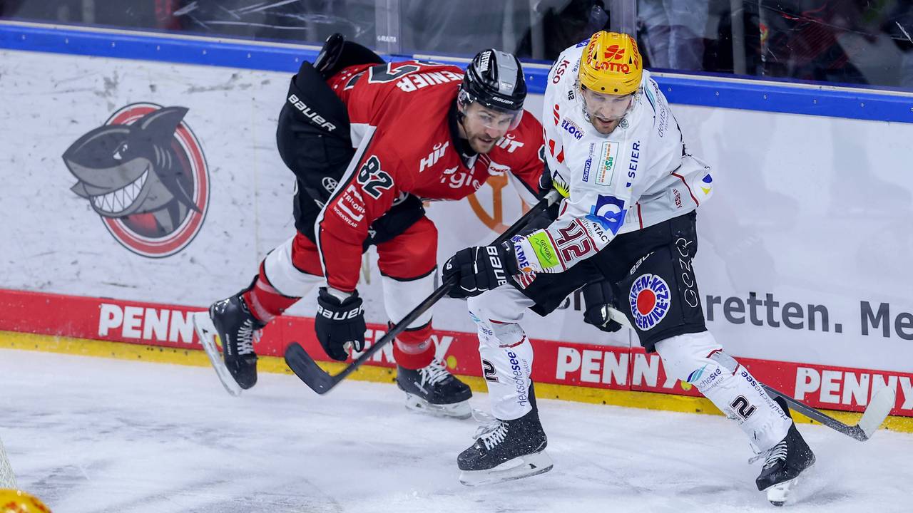 Kölns Alexandre Grenier am Montagabend (24. März 2025) im Zweikampf gegen Matthew Abt von den Fischtown Pinguins.
