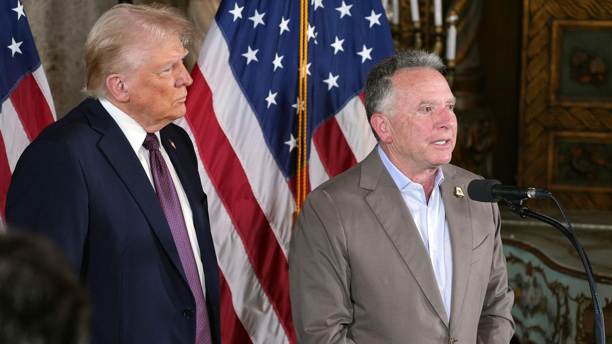US-Präsident Donald Trump neben dem US-Sondergesandten Steve Witkoff (r.) (Januar 2025): Ein Interview von Witkoff sorgte vor den Gesprächen zwischen mit Russland für Wirbel.